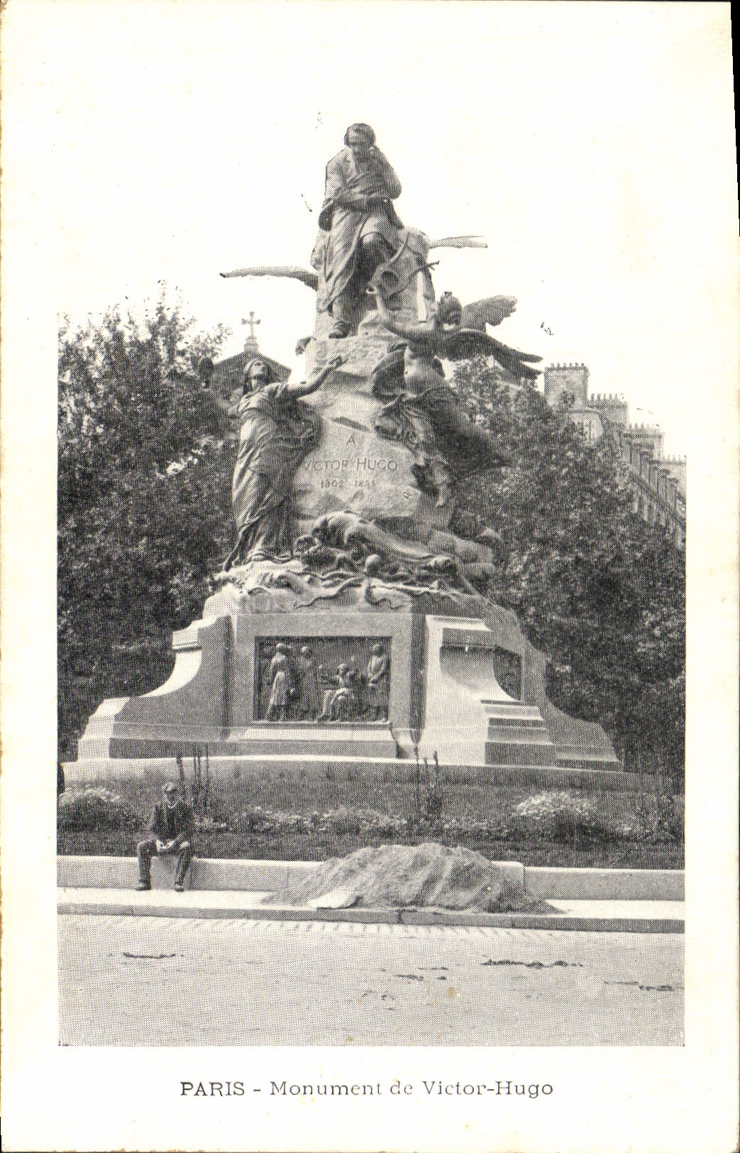 CPA Paris Monument de Victor Hugo 