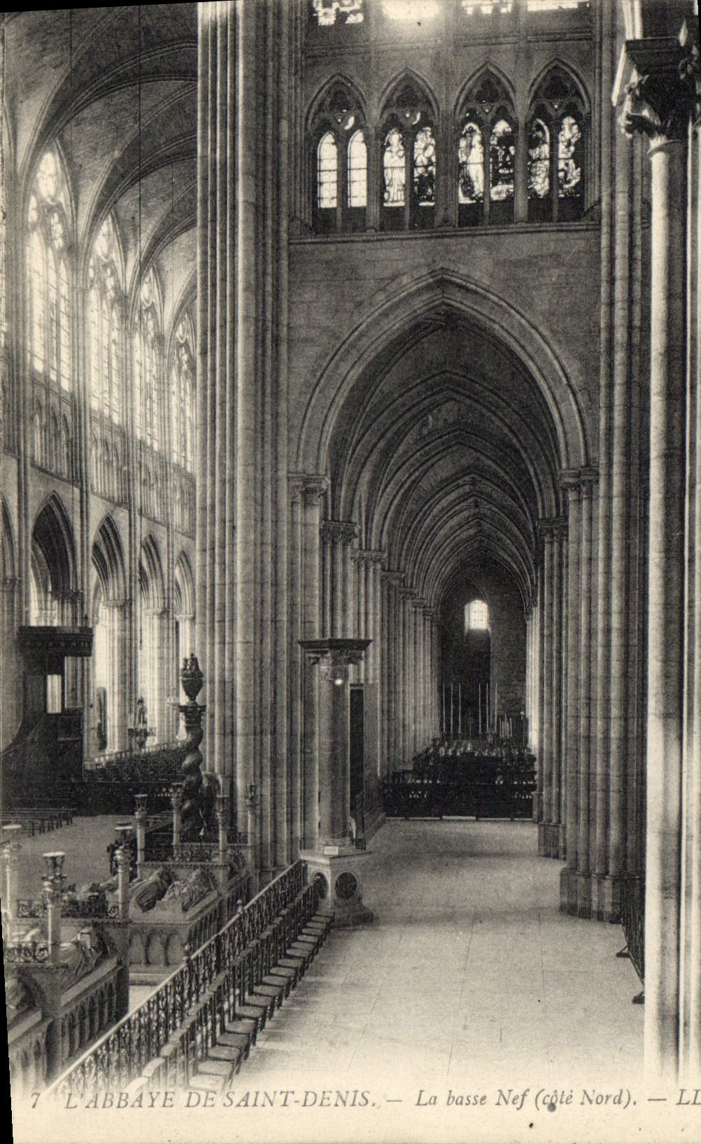 CPA L'Abbaye de Saint Denis La basse Nef cote Nord