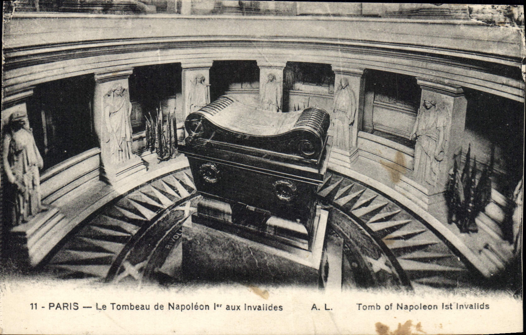 CPA Paris Le Tombeau de Napoleon I aux Invalides 
