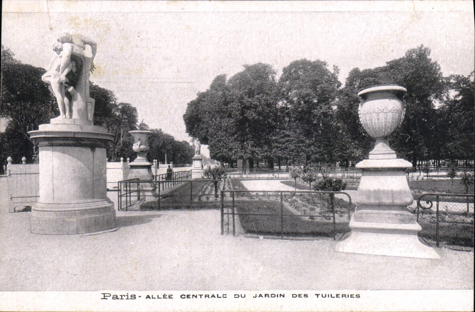 CPA Paris Allee centrale du Jardin des Tuileries 