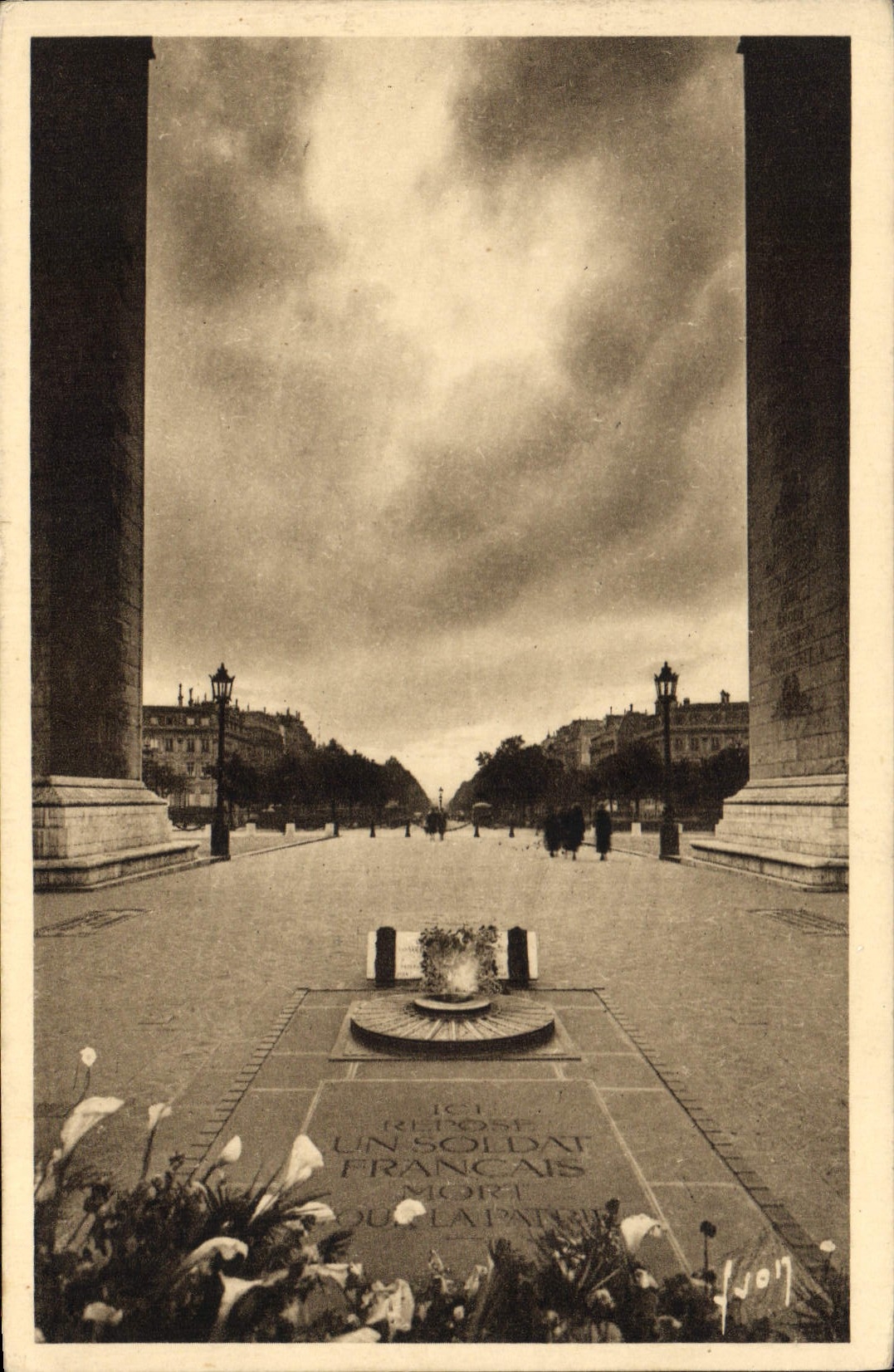 CPA Paris en flanant Tombeau du Soldat Inconnu 