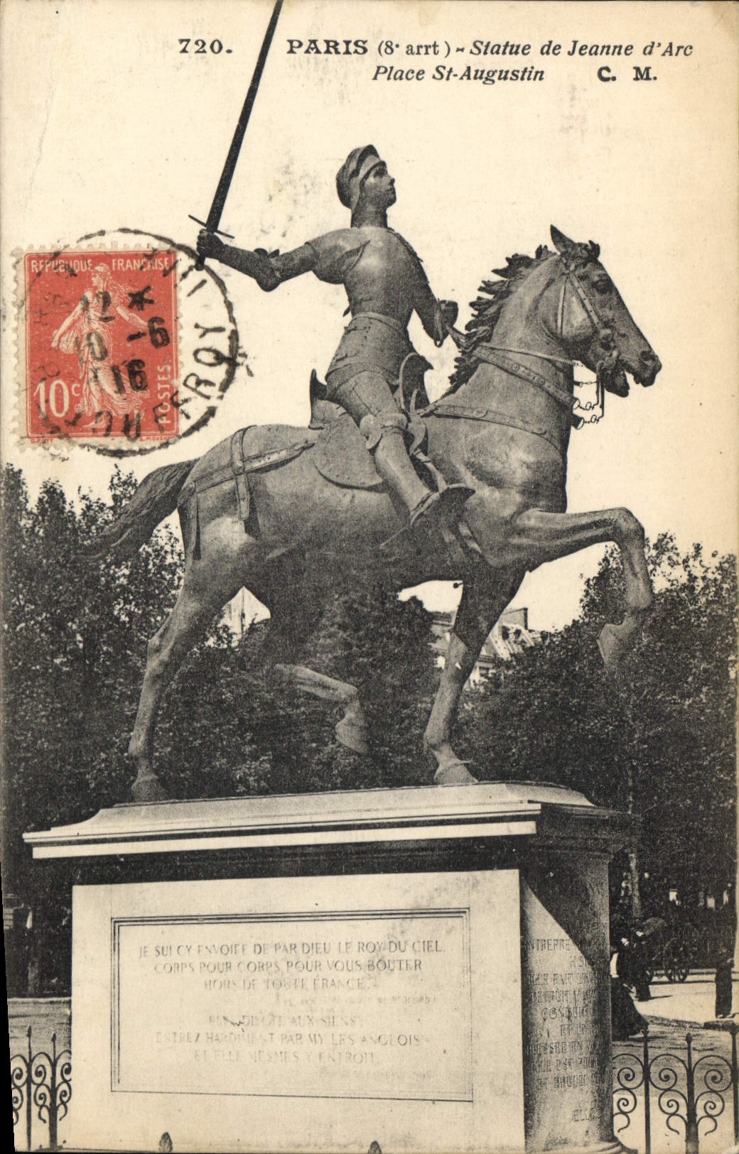 CPA Paris 8 arrt Statue de Jeanne d'Arc Place St Augustin