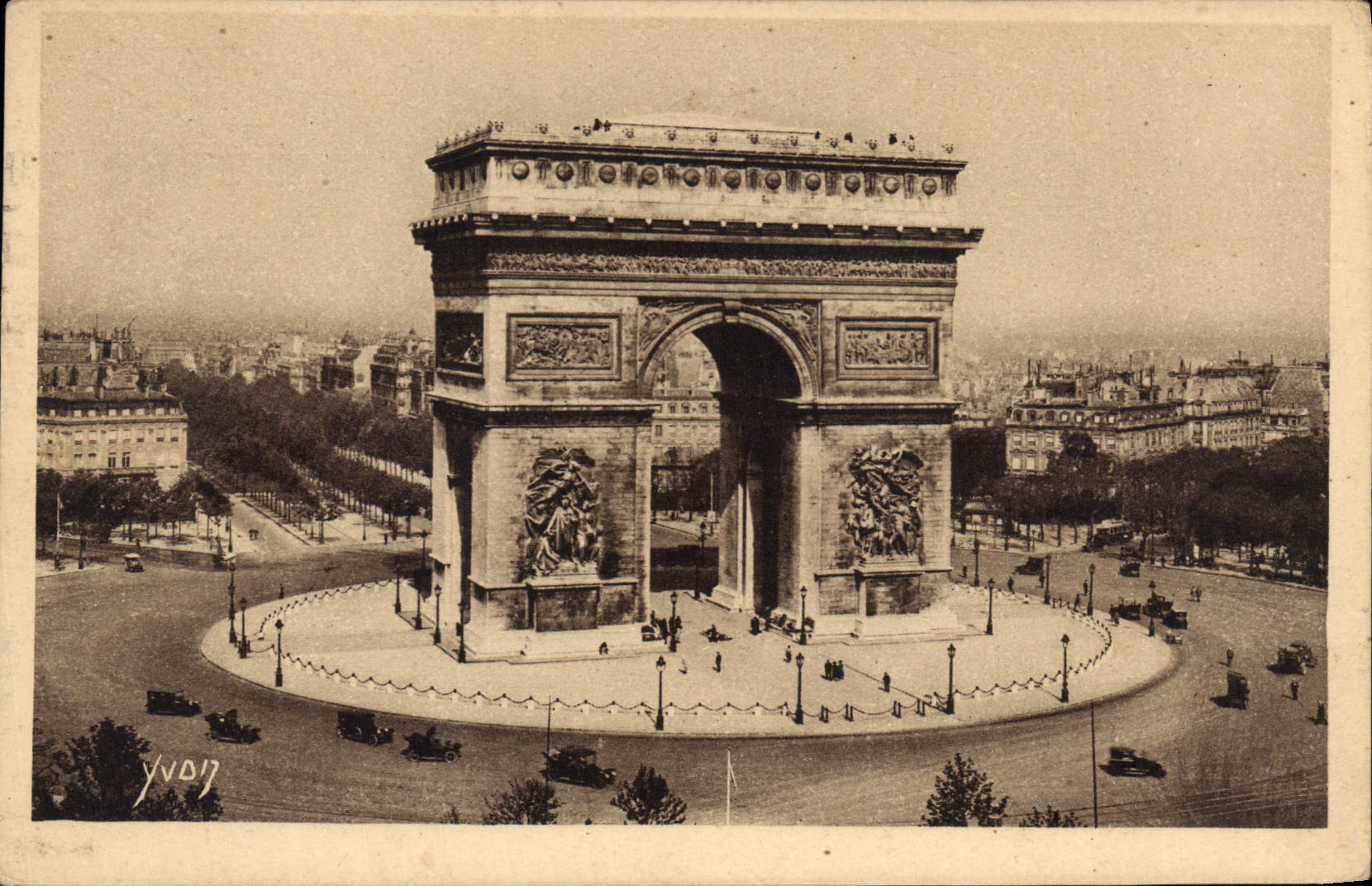CPA Paris en flanant L'Arc de Triomphe et la Place de l'Etoile c'est sous ce monument que repose le 