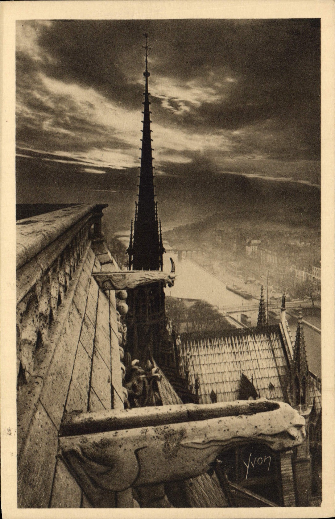 CPA Paris en flanant Notre Dame de Paris Le Transept cote Est 
