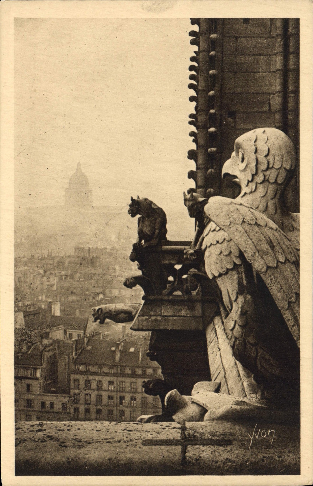 CPA Paris En Flanant Notre Dame de Paris Detail de la Facade Est dans le fond le Pantheon 