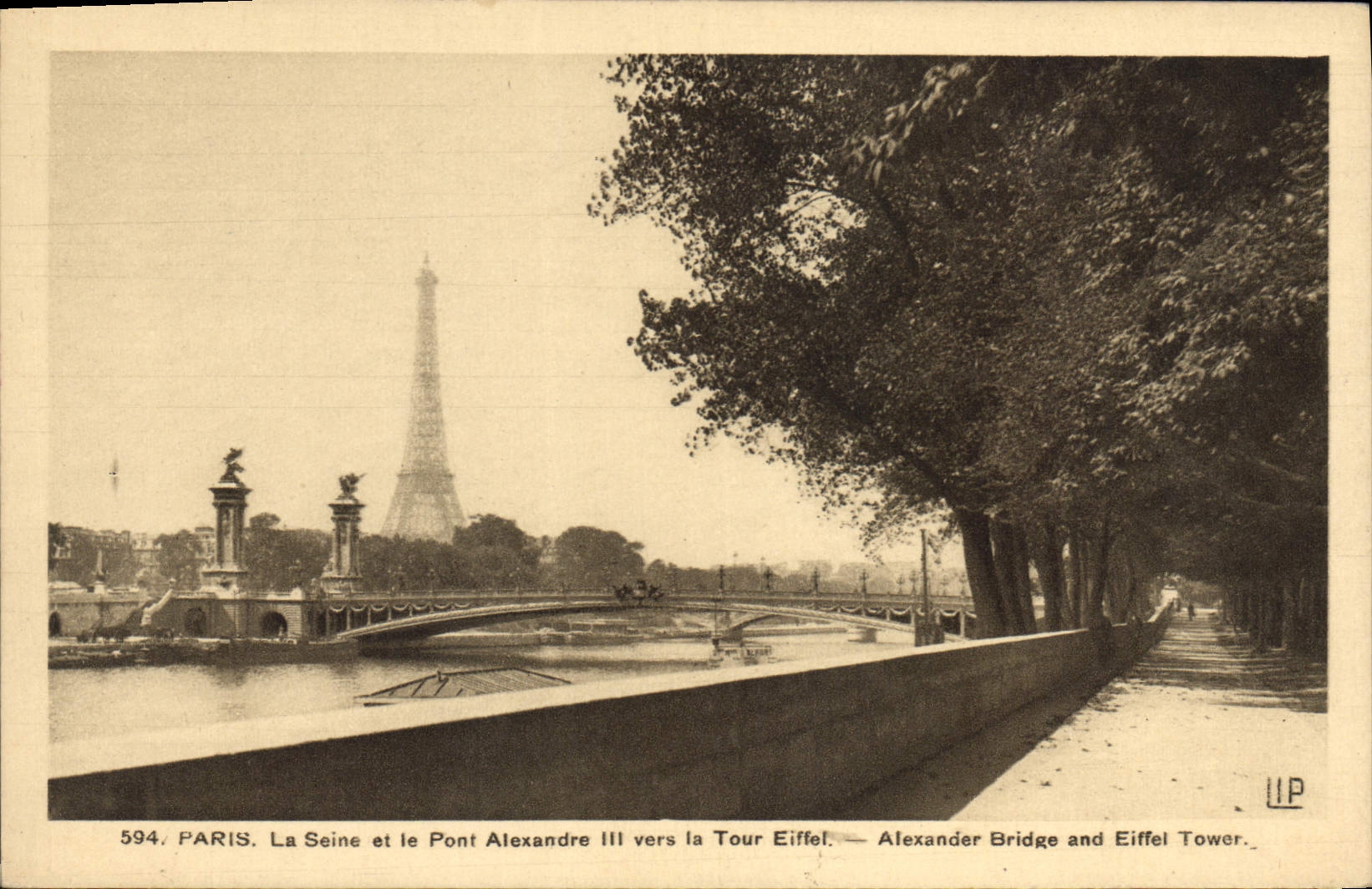 CPA Paris la Seine et le Pont Alexandre III vers la Tour Eiffel 