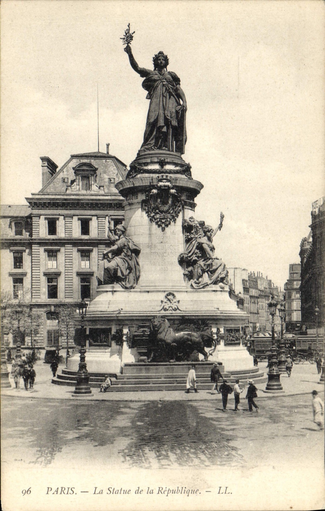 CPA Paris la statue de la Republique 