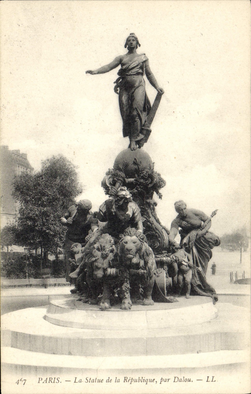CPA Paris la statue de la Republique par Dalou Lion