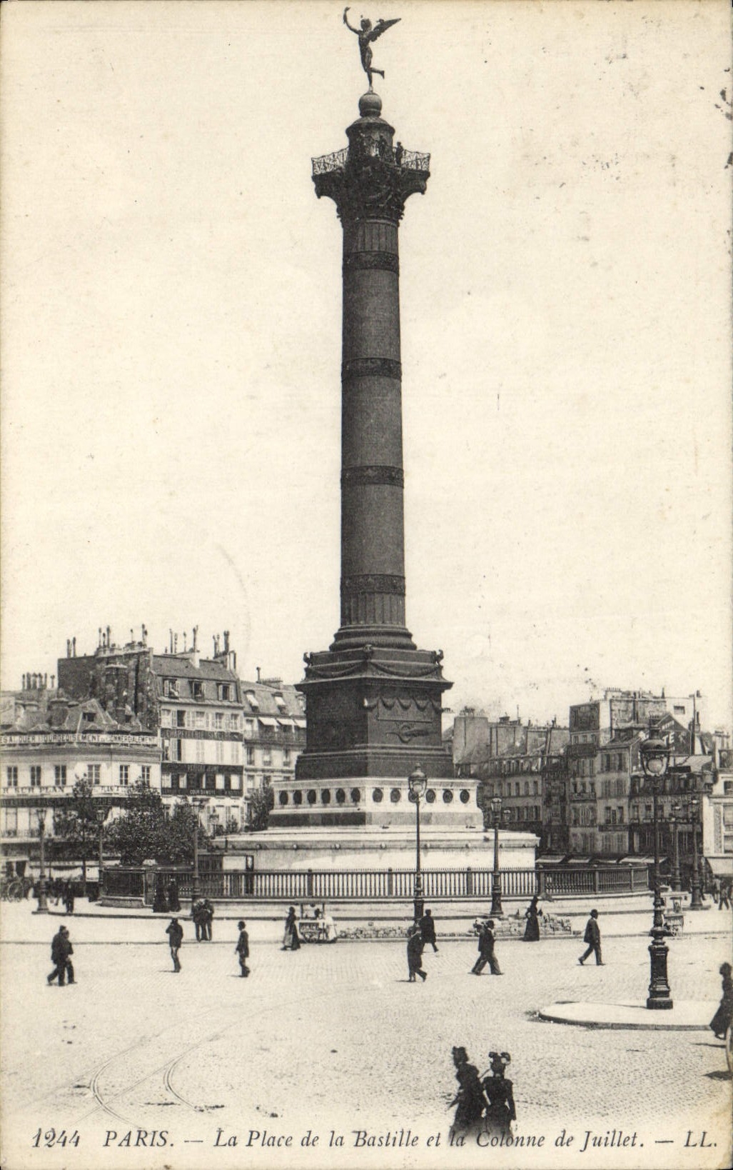 CPA Paris la place de la Bastille et la Colonne de Juillet 