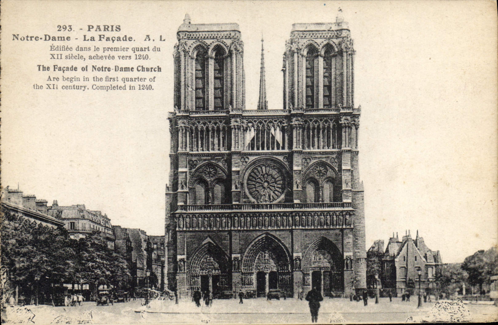 CPA Paris Notre Dame la facade edifiee dans le premier quart du XII siecle achevee vers 1240 