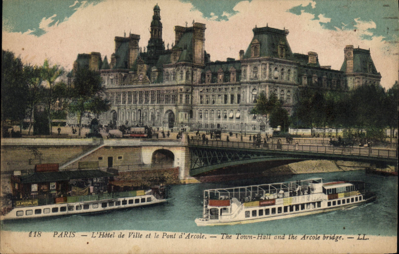 CPA Paris l'hotel de Ville et le Pont d'Arcole Bateaux