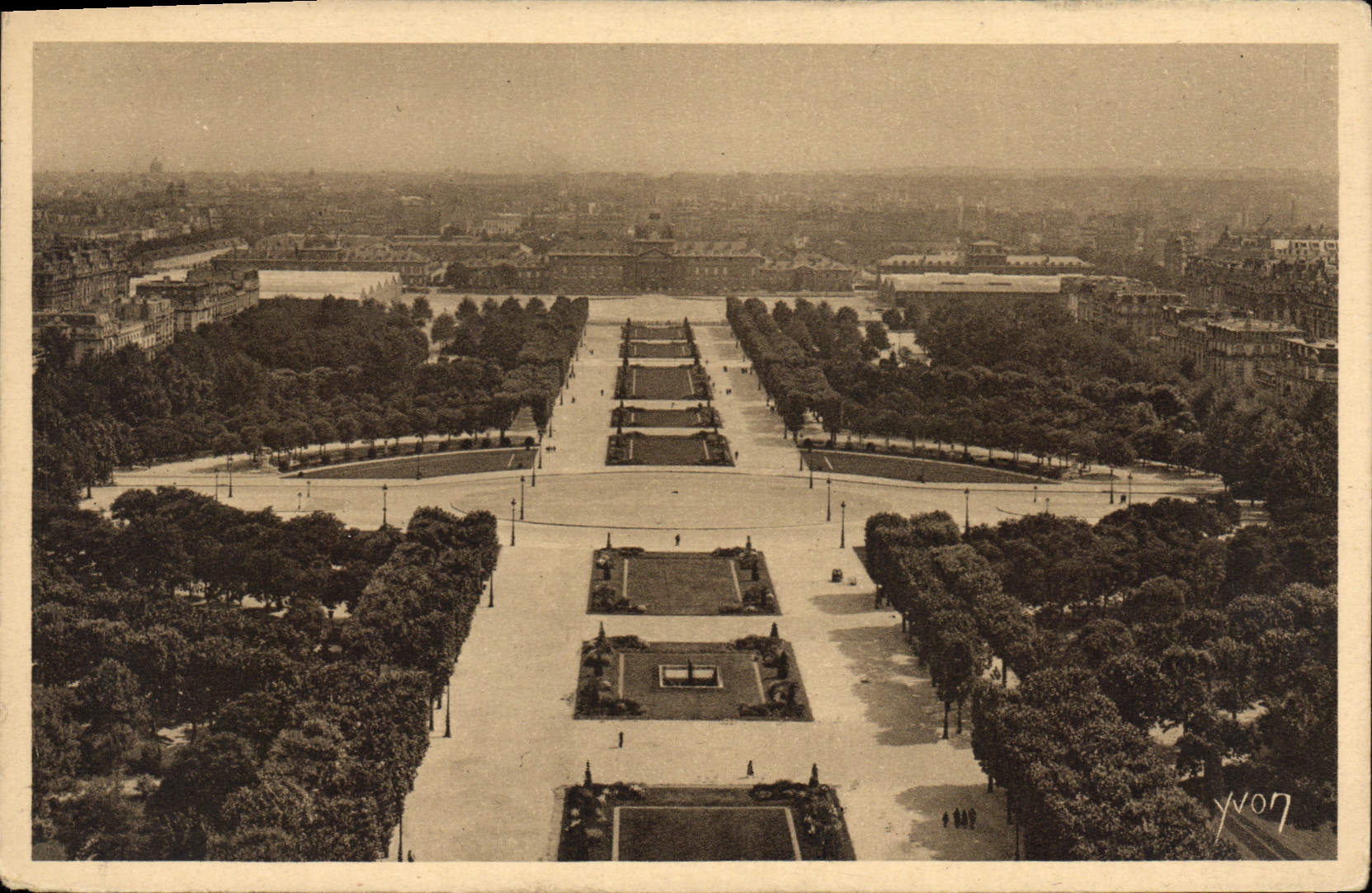 CPA Paris en Flanant vue generale du Champ de Mars dans le fond l'ecole Militaire 