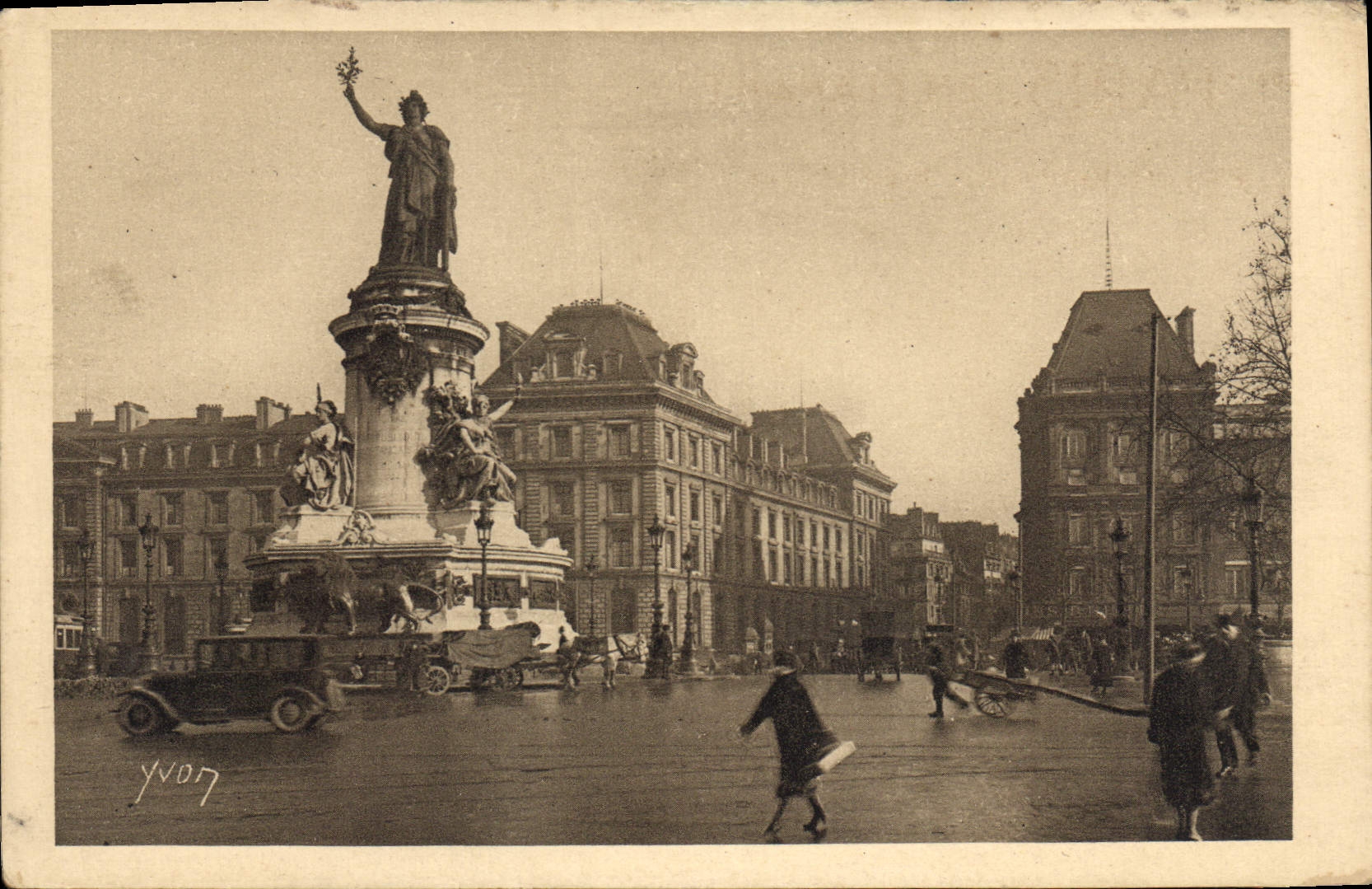 CPA Paris en Flanant Place de la Republique 