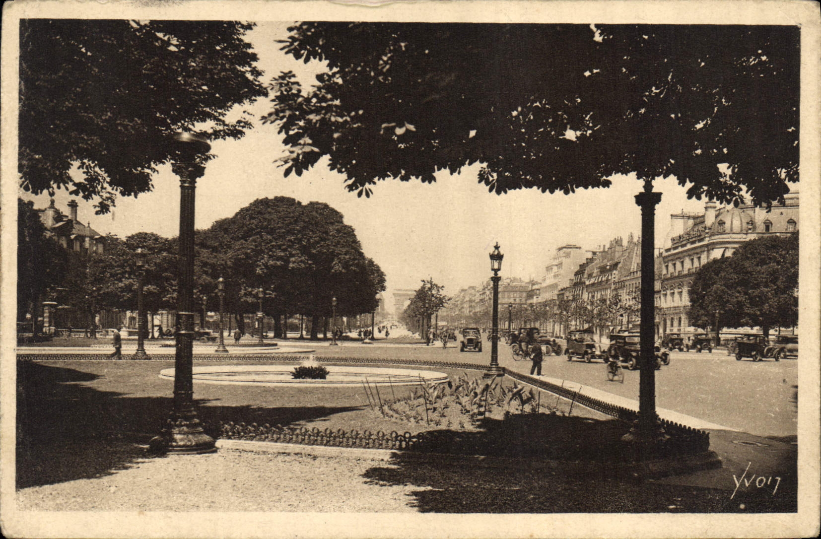 CPA Paris en flanant Le Rond Point des Champs Elysees 
