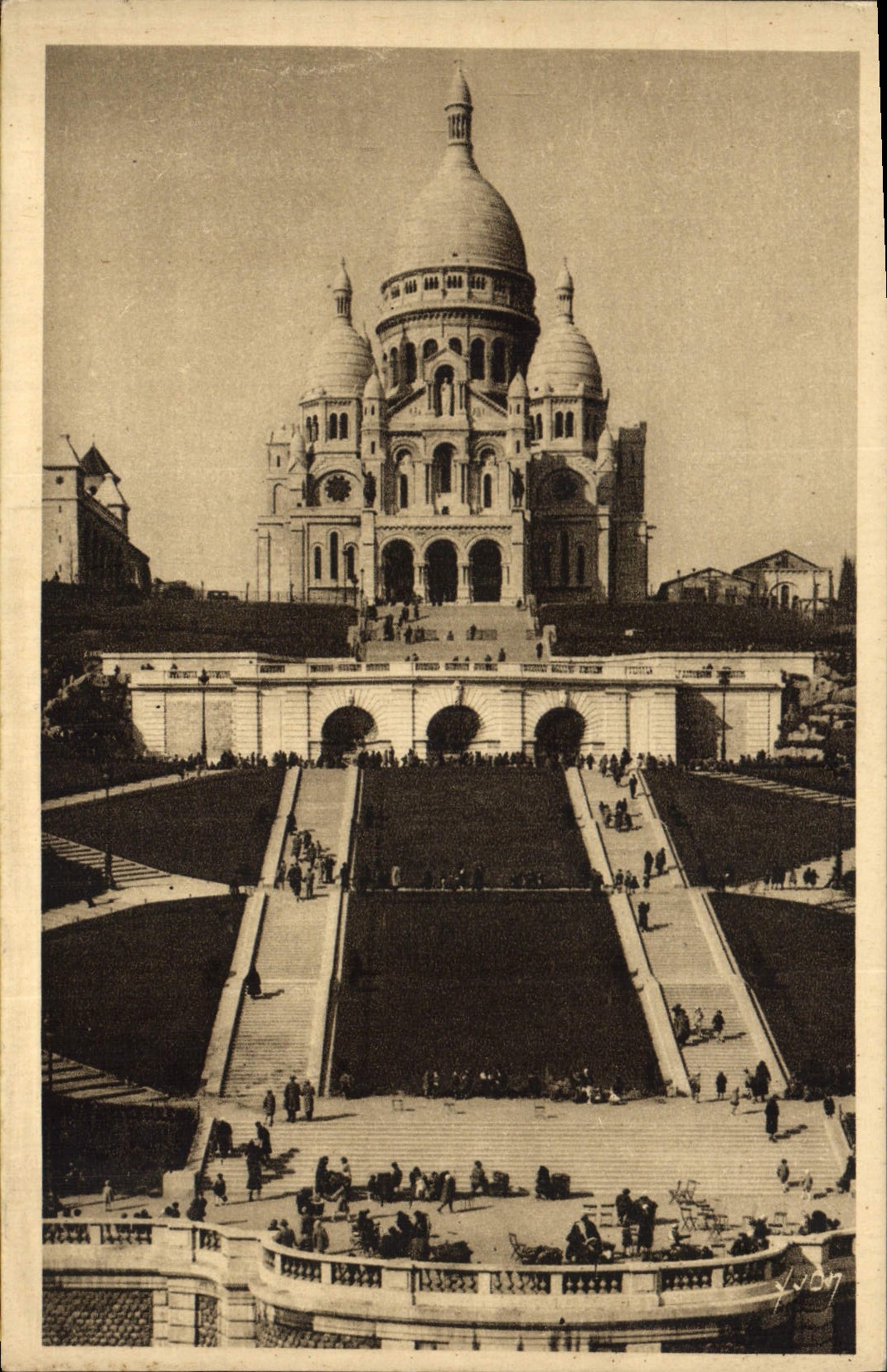 CPA Paris en flanant Le Sacre Coeur de Montmartre et l'Escalier Monumental 