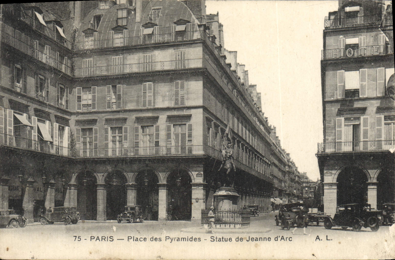 CPA Paris Place des Pyramides Statue de Jeanne d'Arc 