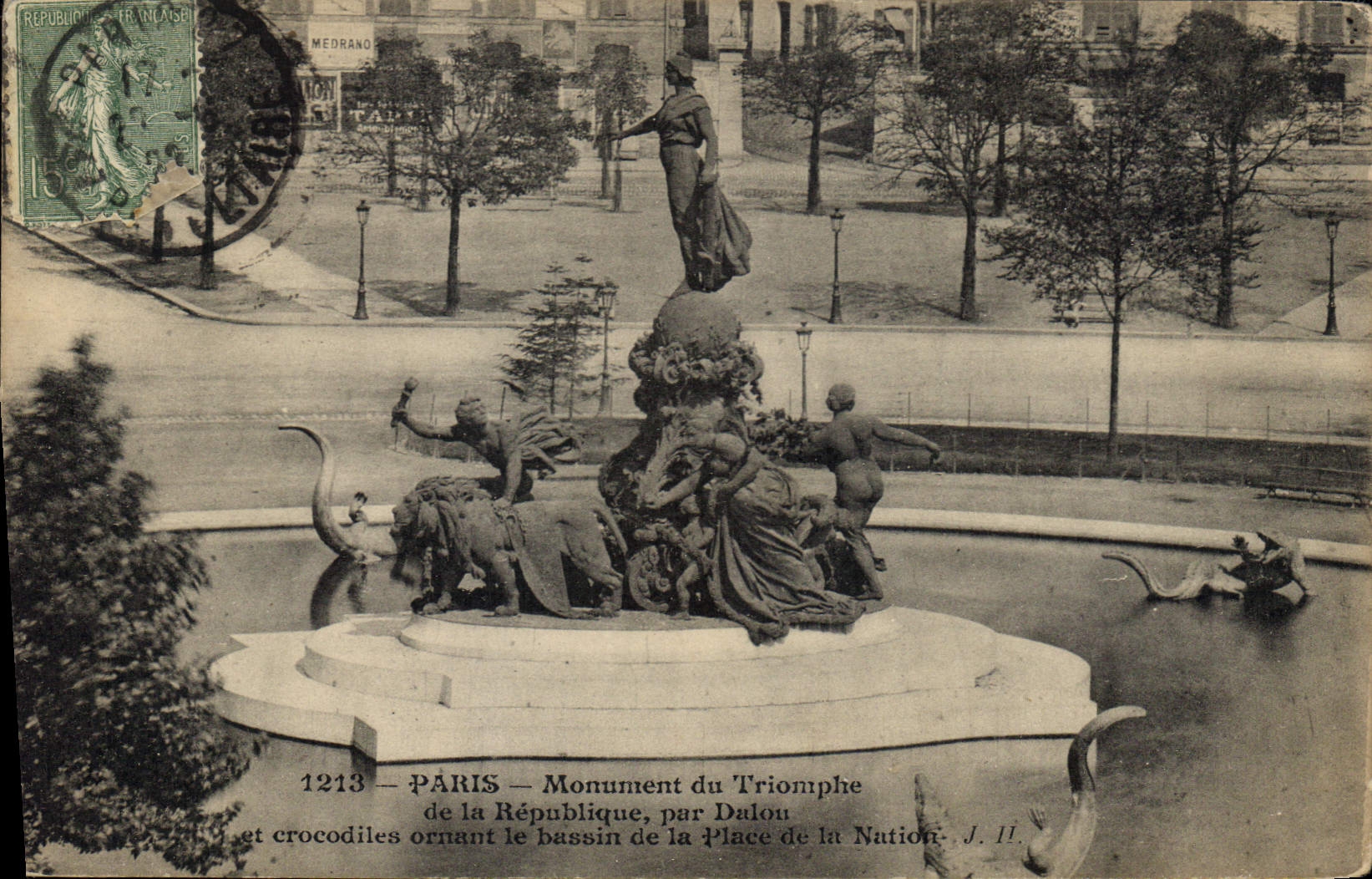 CPA Paris Monument du Triomophe de la Republique par Dalon et crocodiles ornant le bassin de la Plac