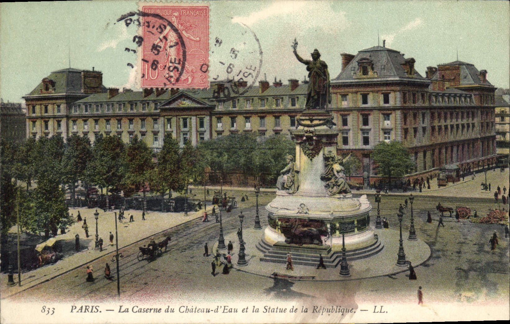 CPA Paris La Caserne du Chateau d'Eau et la Statue de la Republique 