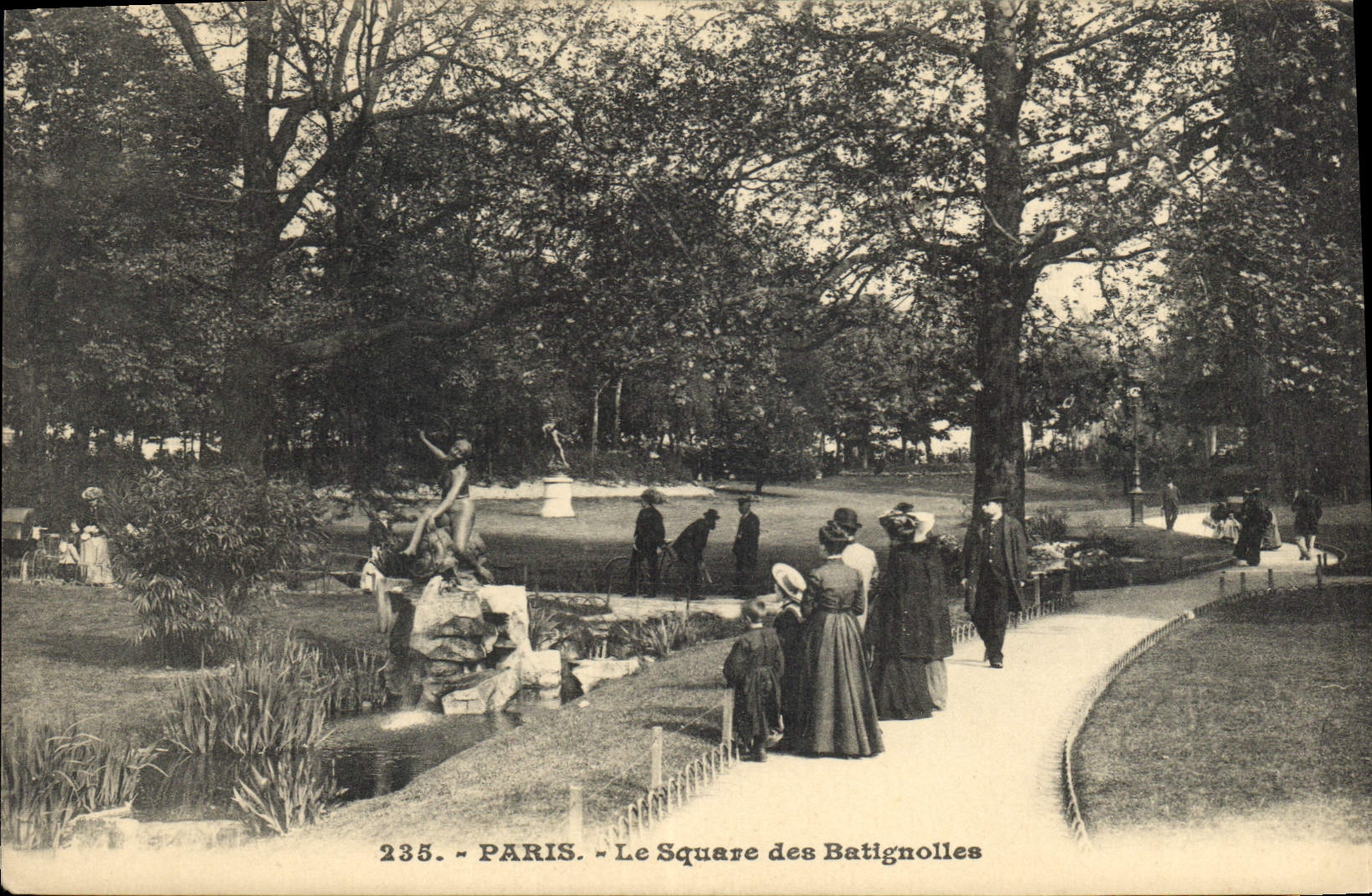 CPA Paris Le Square des Batignolles 