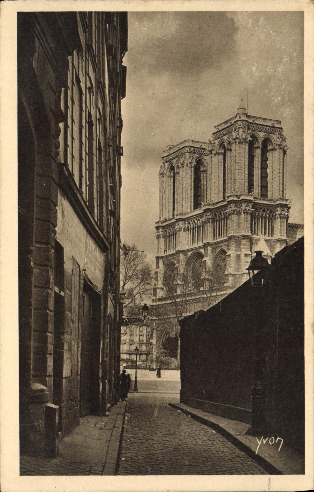 CPA Paris en flanant Notre Dame vue de la Rue Saint Julien le Pauvre