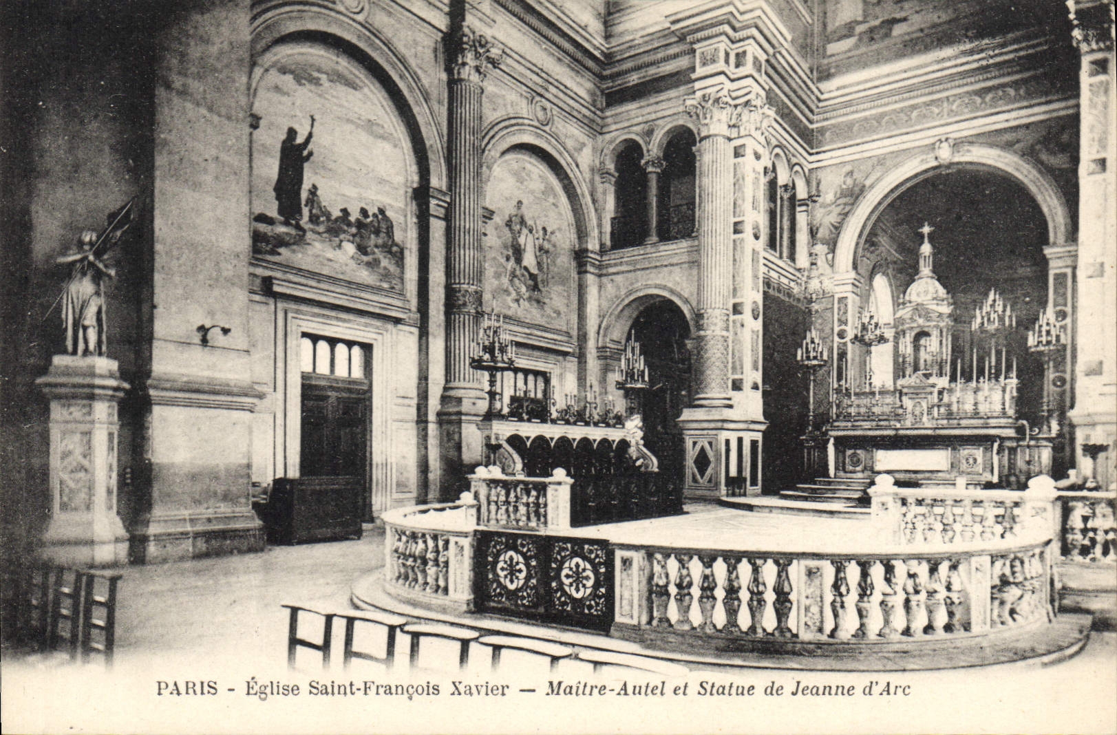 CPA Paris Eglise Saint Francois Xavier Maitre Autel et Statue de Jeanne d'Arc
