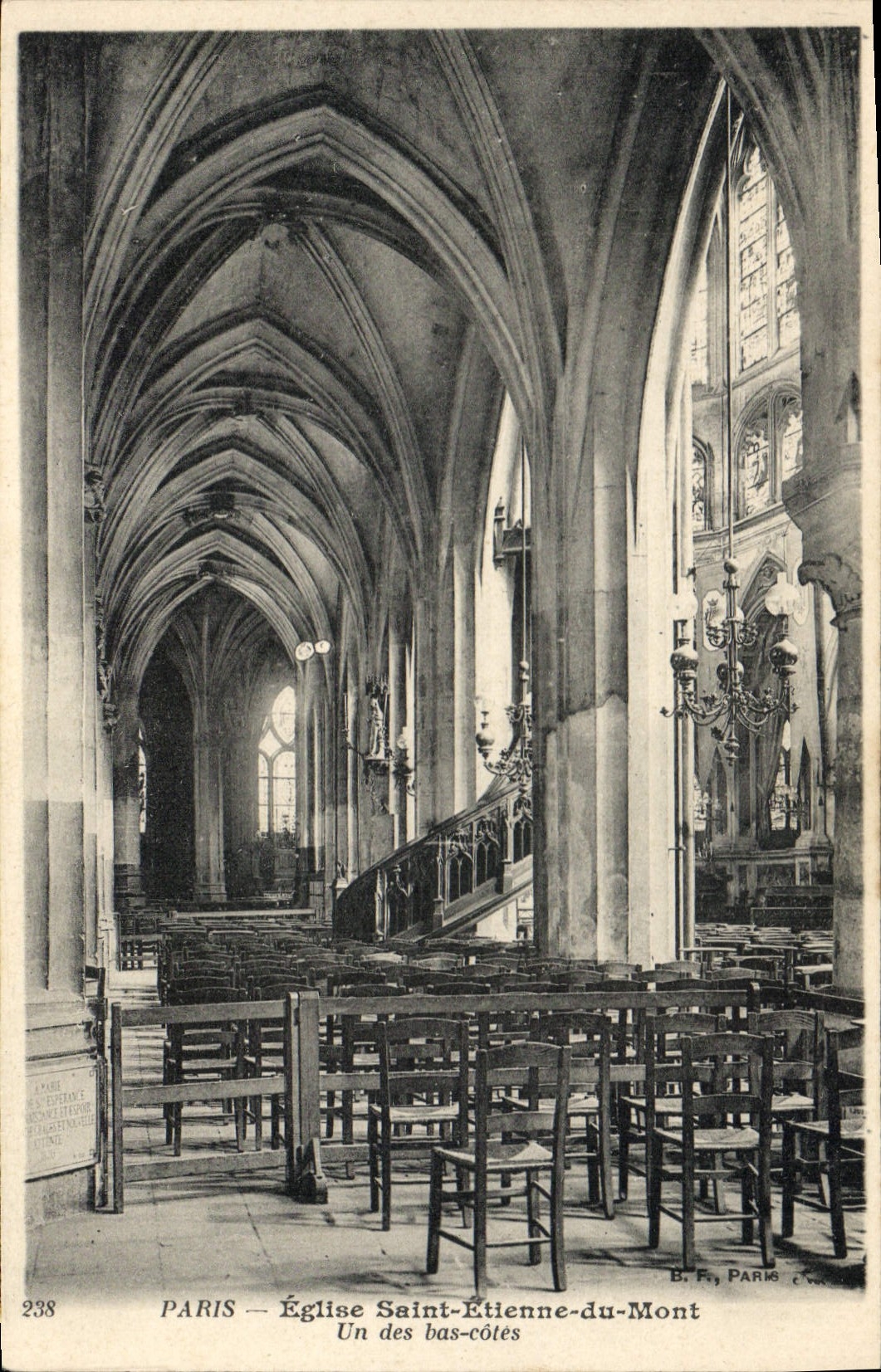 CPA Paris Eglise Saint Etienne du Mont un des Bas Cotes