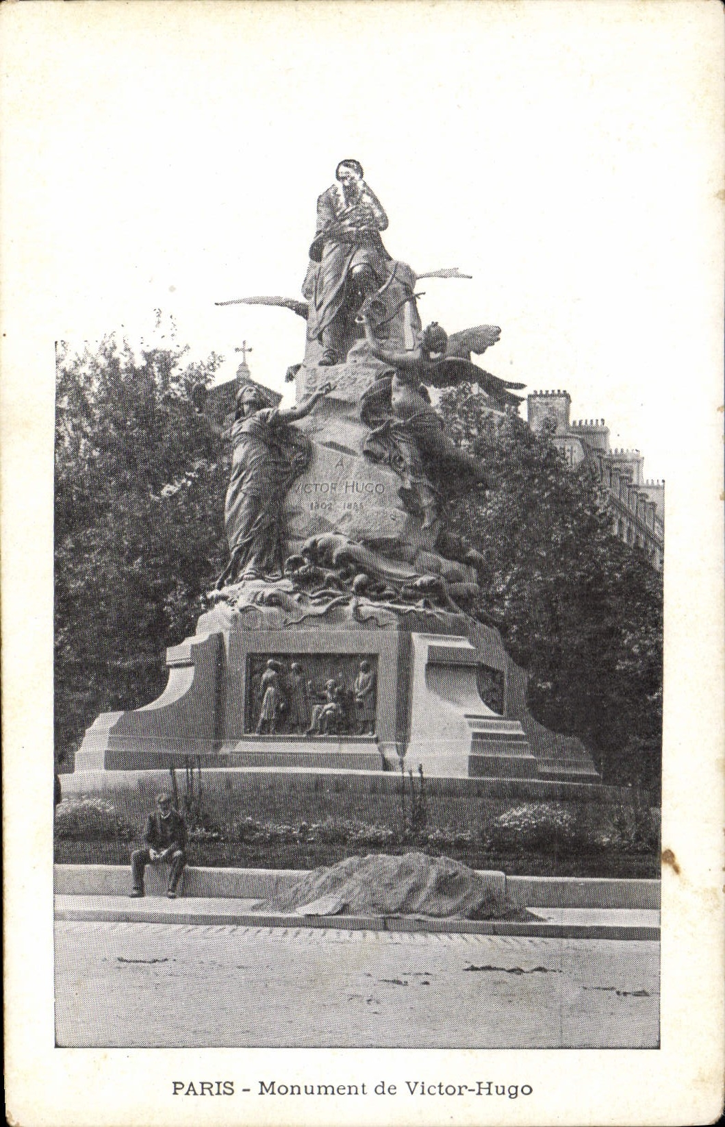CPA Paris Monument de Victor Hugo 