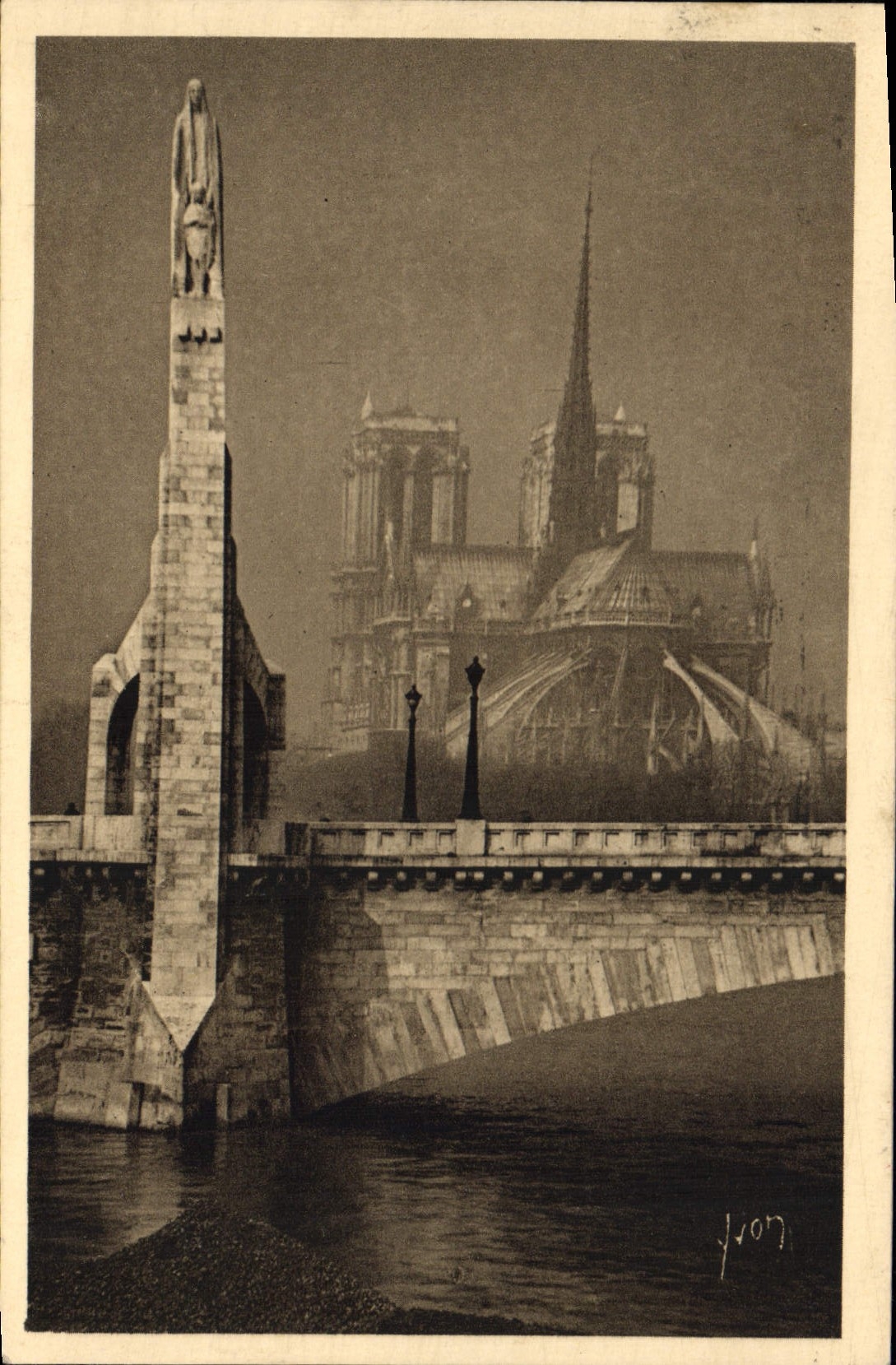 CPA Paris En Flanant Notre Dame et statue de Ste Genevieve Oeuvre de Landowaki 