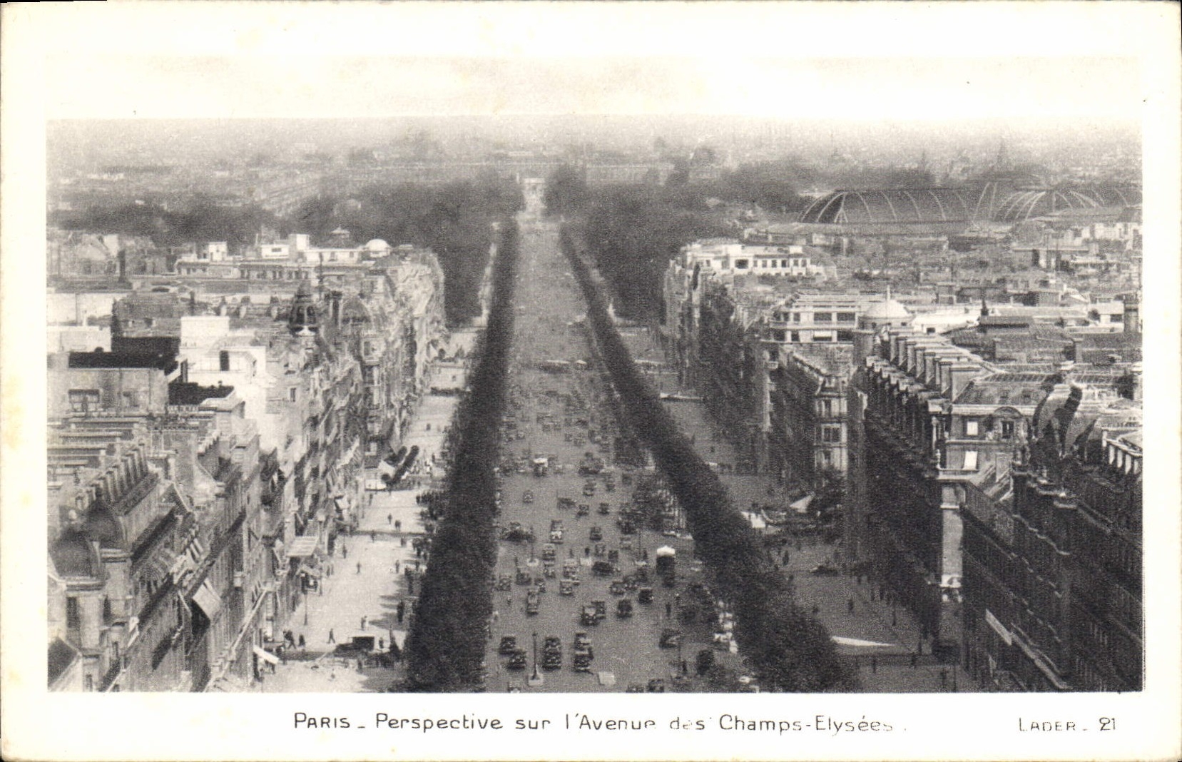 CPA Paris Perspective sur l'Avenue des Champs Elysees 
