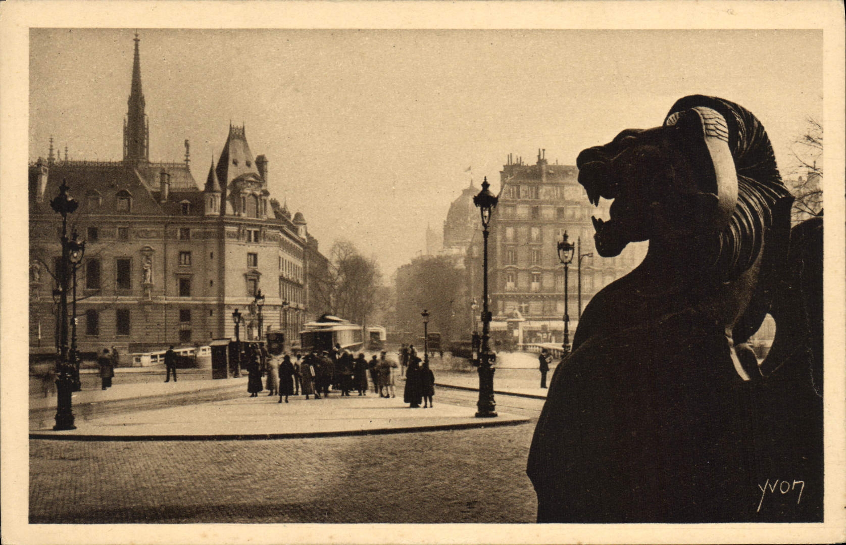 CPA Paris en Flanant Place Saint Michel 