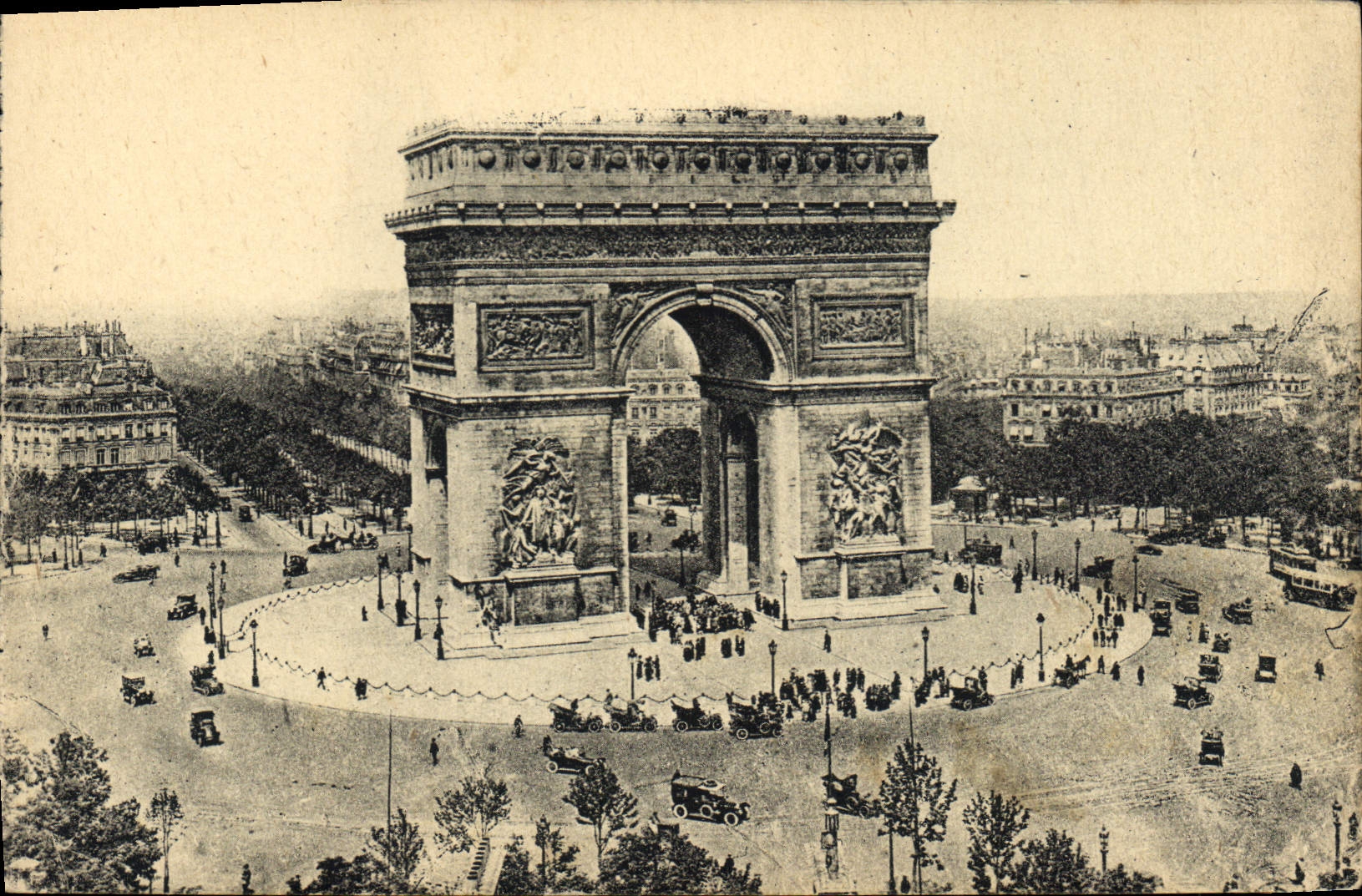 CPA Paris L'Arc de Triomphe et la Tombe du Soldat Inconnu