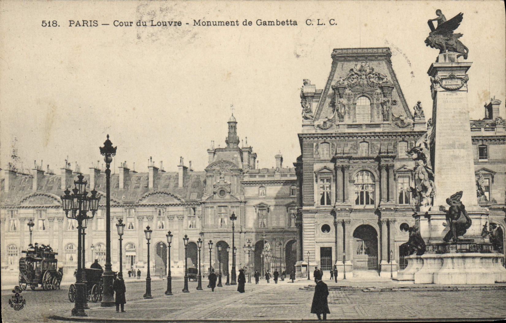 CPA Paris Cour du Louvre Monument de Gambetta