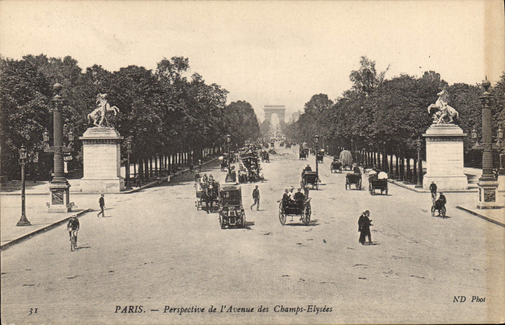 CPA Paris Perspective de l'Avenue des Champs Elysees 