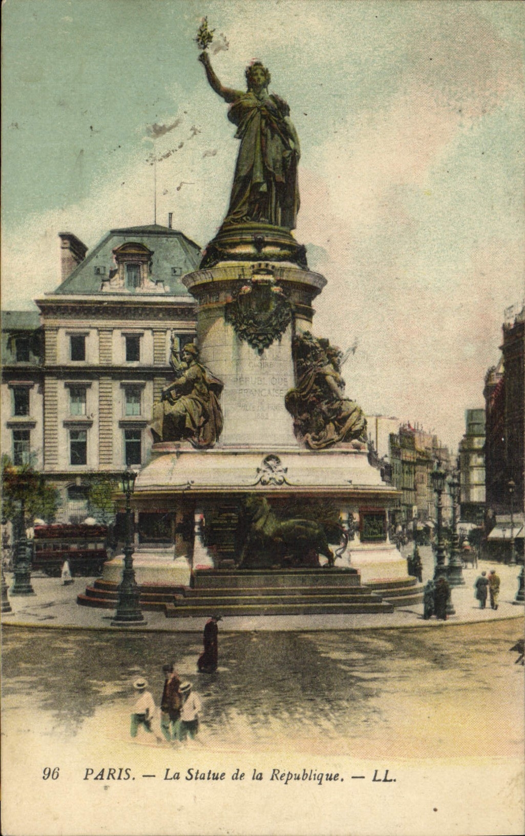 CPA Paris La Statue de la Republique 