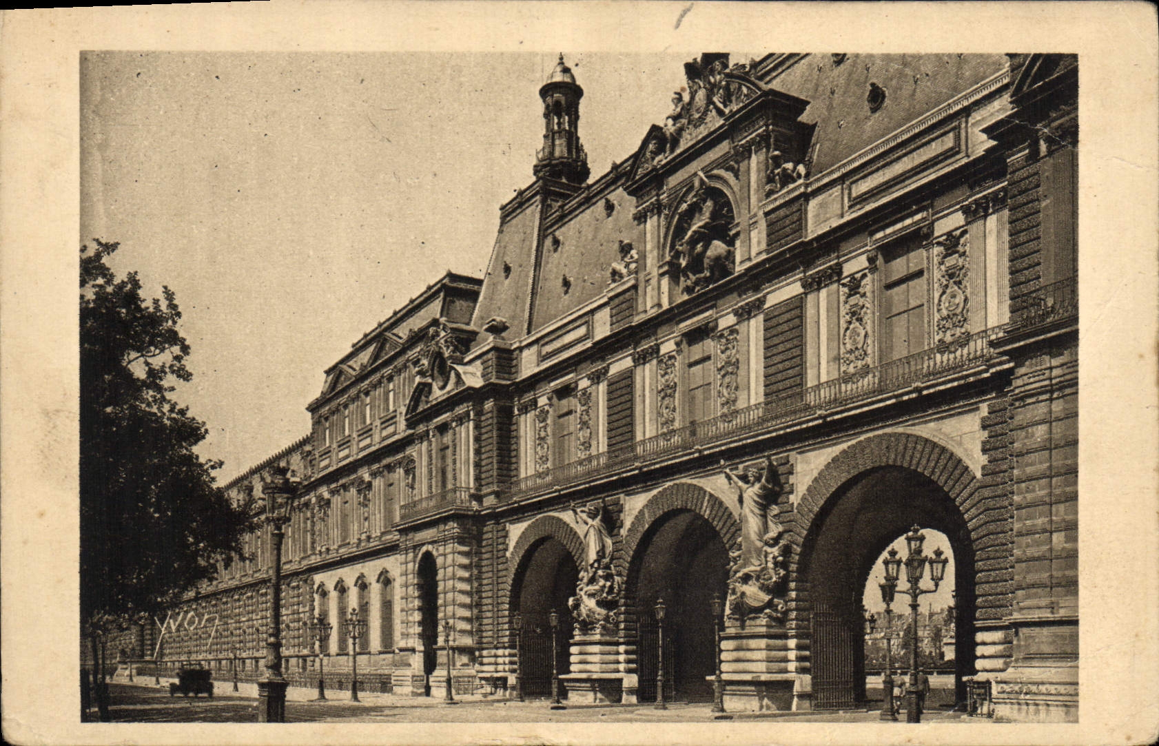 CPA Paris en flanant Les Guichets du Louvre face a la Seine