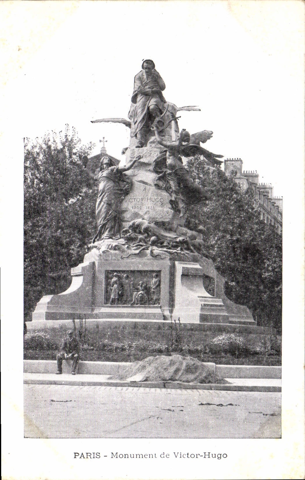 CPA Paris Monument de Victor Hugo 