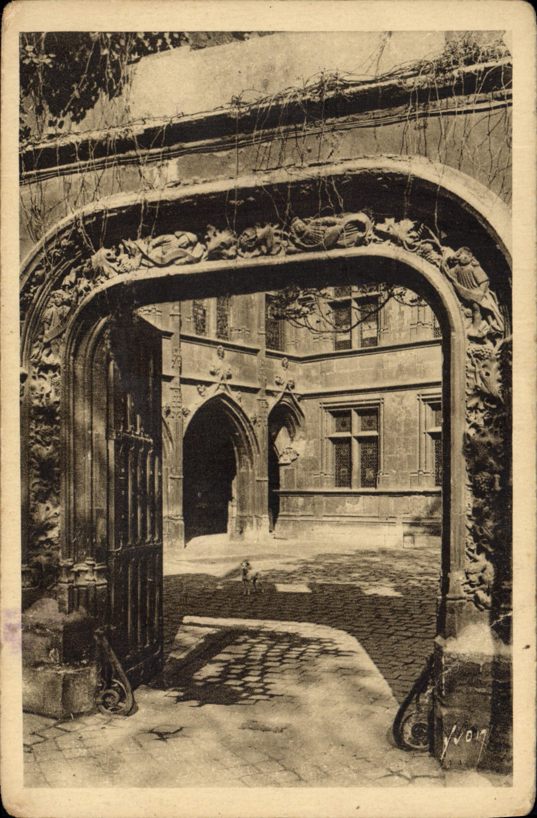 CPA Paris en flanant Musee de Cluny Porte d'entree