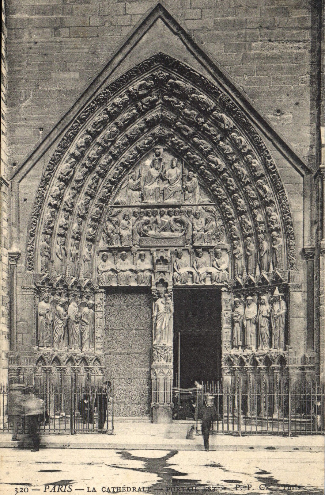 CPA Paris La Cathedrale Portail est 
