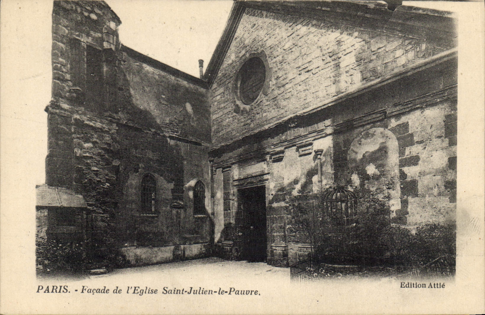 CPA Paris Facade de l'Eglise Saint Julien le Pauvre 