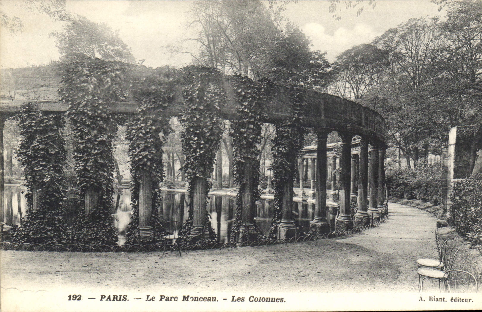 CPA Paris Le Parc Monceau Les Colonnes