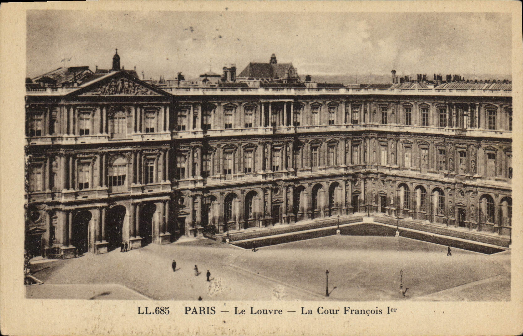 CPA Paris Le Louvre La Cour Francois 1er