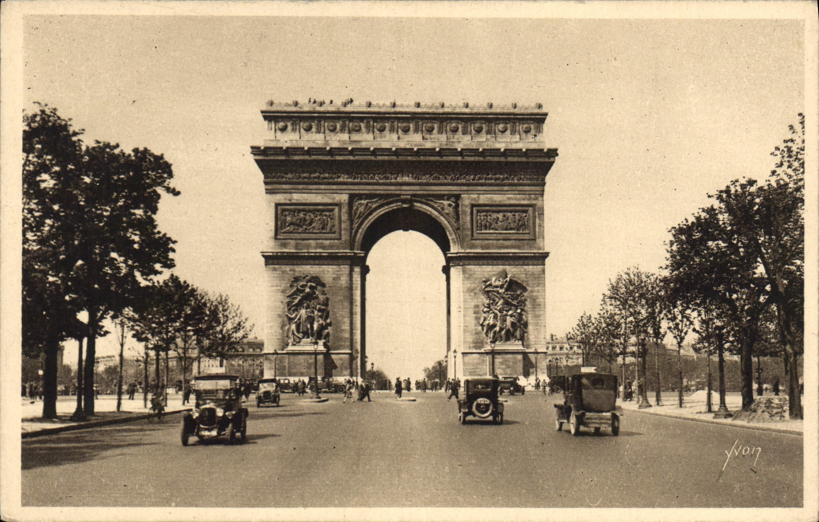 CPA Paris en flanant L'Arc de Triomphe de l'Etoile Facade sur l'Avenue des Champs Elysees 