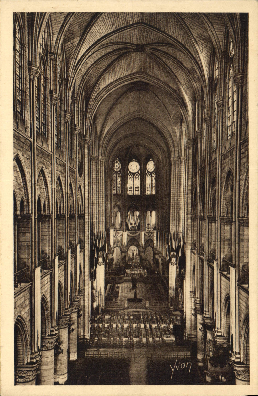 CPA Paris en Flanant Note Dame interieur de la Cathedrale