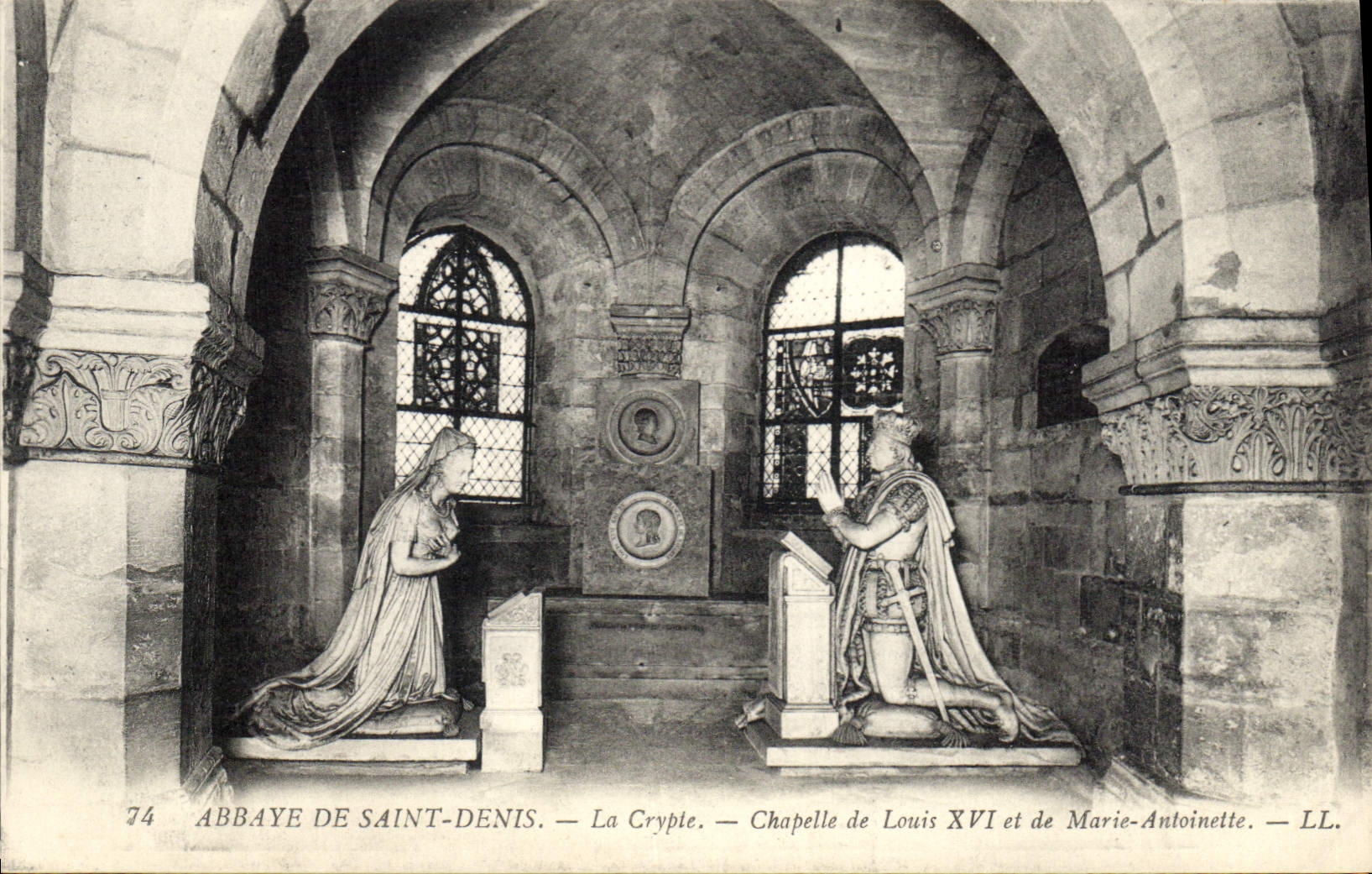 CPA Abbaye de Saint Denis La Crypte de Louis XVI et le Marie Antoinette