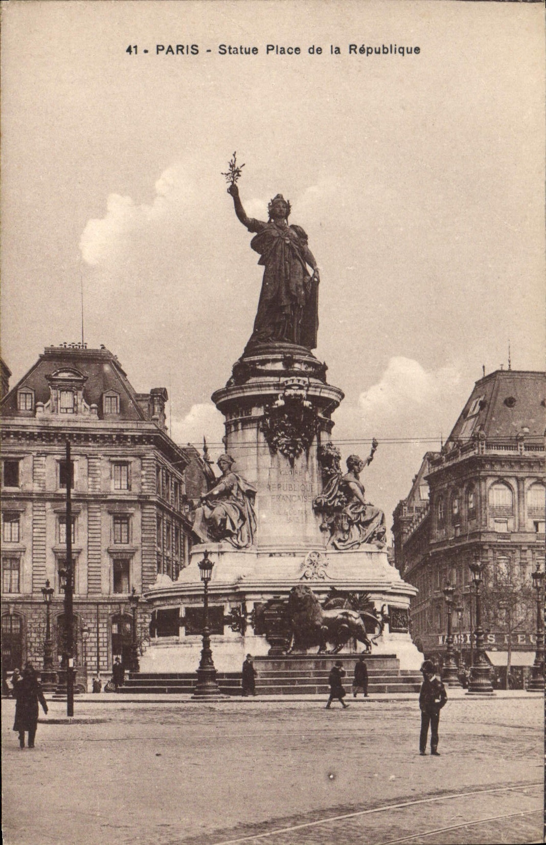 CPA Paris Statue Place de la Republique