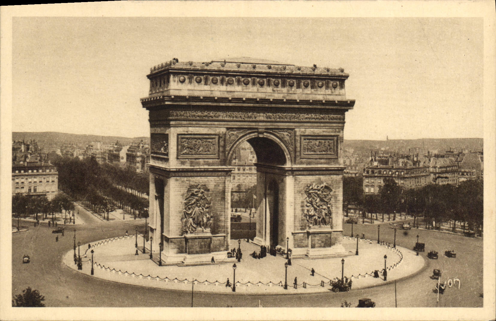 CPA Paris en Flanant l'Arc de Triomphe de la Place de l'Etoile 