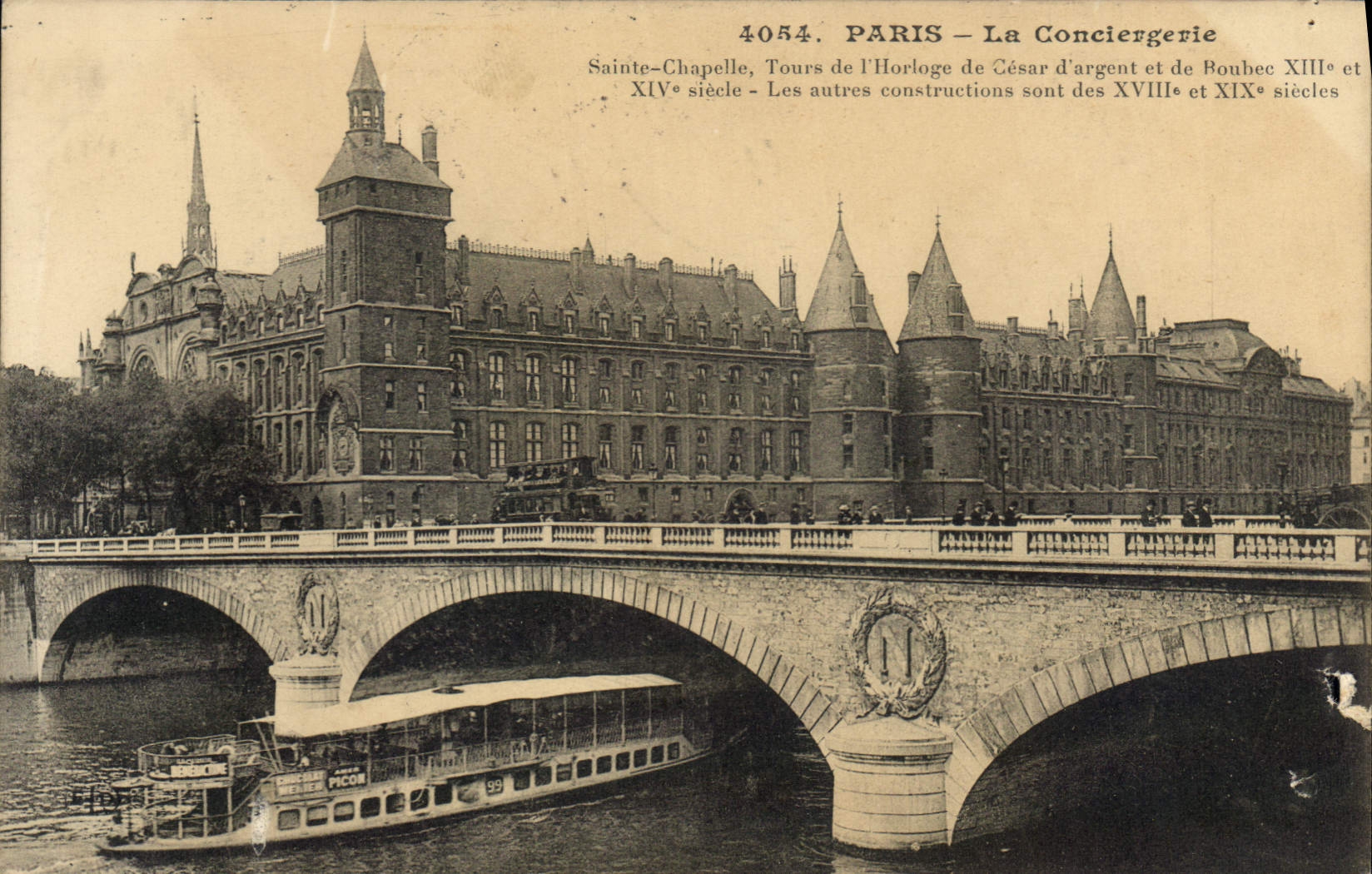 CPA Paris La Conciergerie Saint Chapelle Tours de l'Horloge de Coeur d'argent et de Roubec Bateau