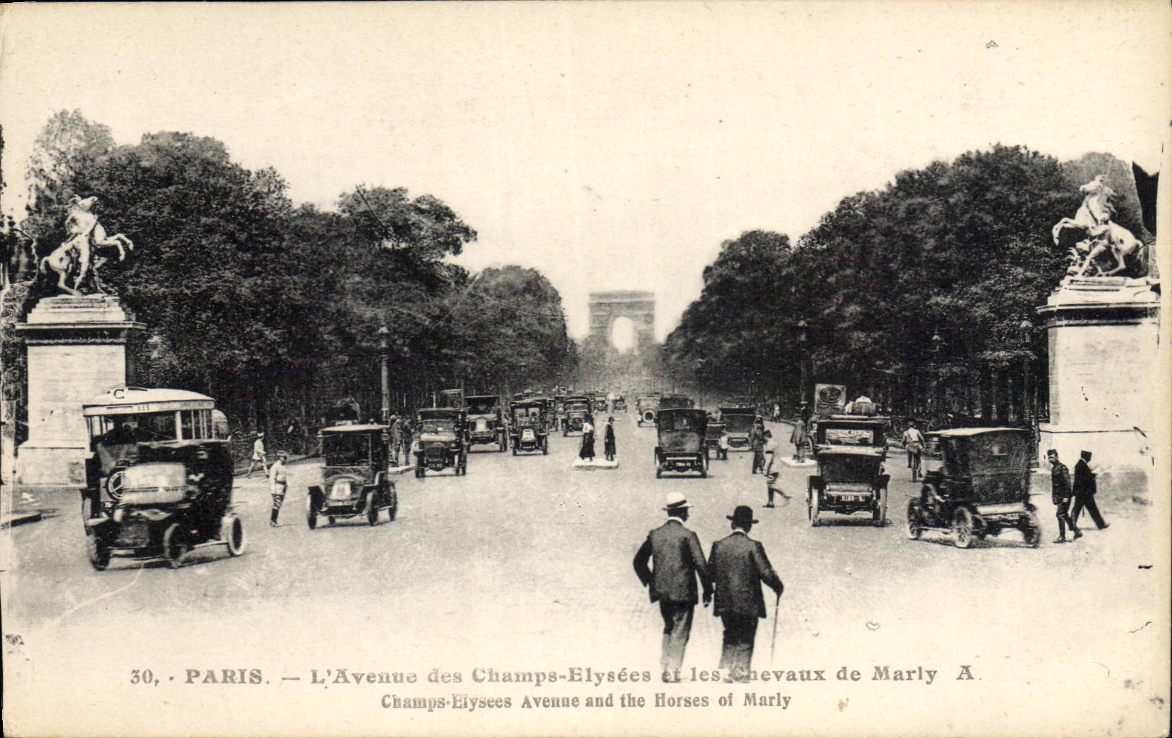 CPA Paris l'Avenue des Champs Elysees et les Noveaux de Marly 