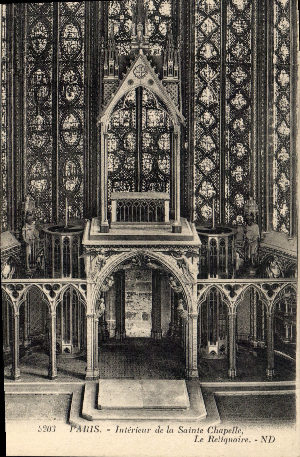 CPA Paris Enterieur de la Sainte Chapelle Le Reliquaire