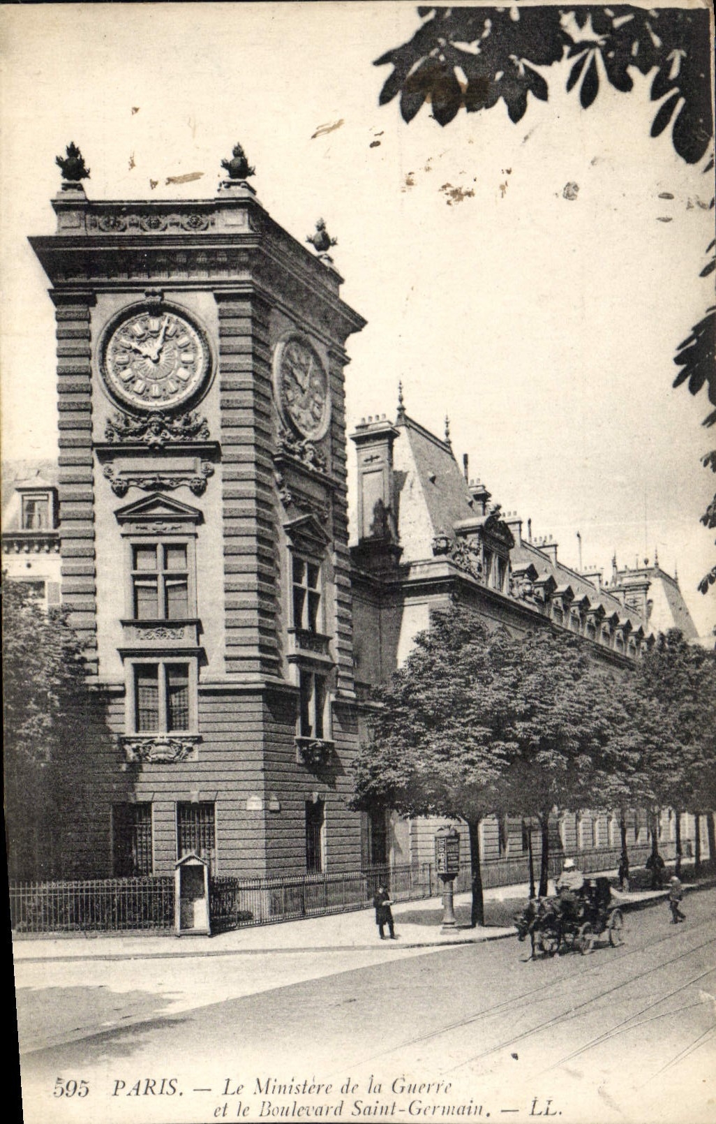 CPA Paris Le Ministere de la Guerre et le Boulevard Saint Germain